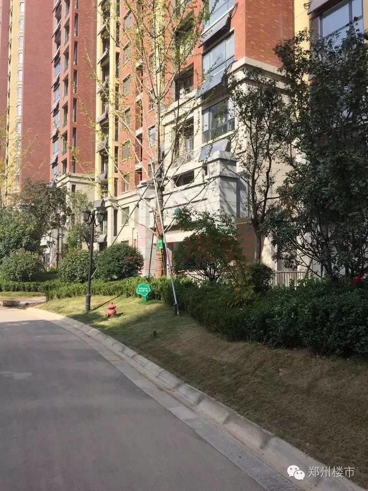 龙湖澜岸 项目总占地204亩,建筑面积30万平米,19栋楼,其中一个幼儿园