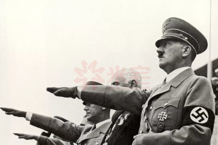 此时希特勒闪亮登场了,他到处宣传反犹言论,把所有锅都甩给了