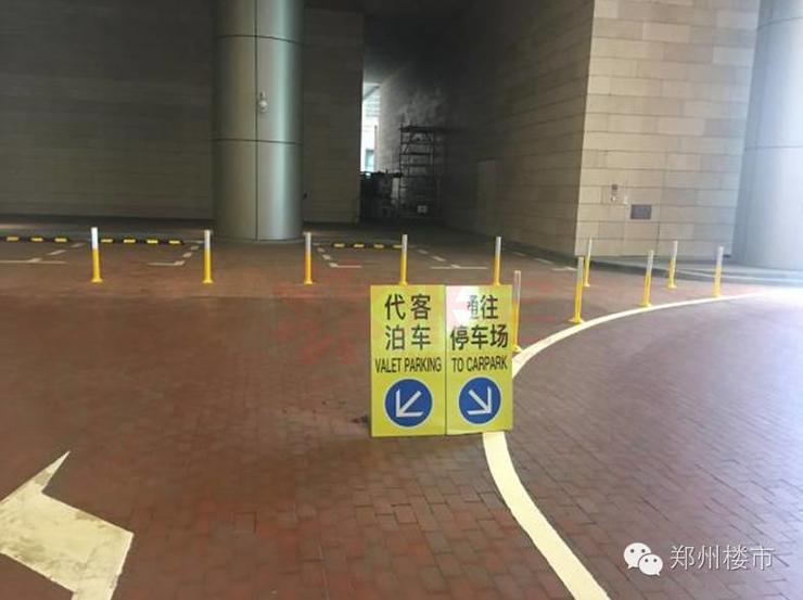 出租车落客及候客区 ▼