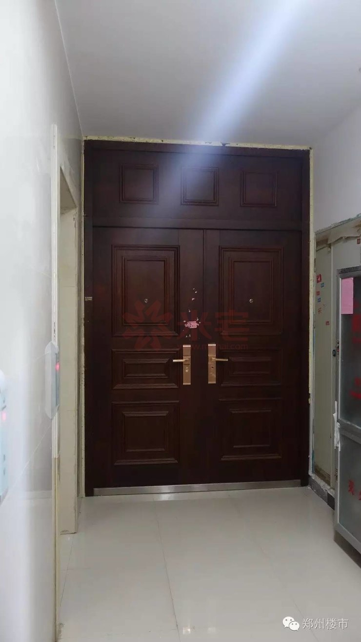 7,还有一处变动是主卧的门,原来是个单开门,新的方案把门垛打掉,变成