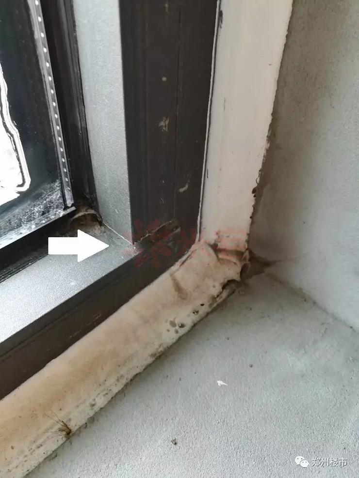 卫生间的窗户扣条未扣好,两个扣条交接处明显错位.