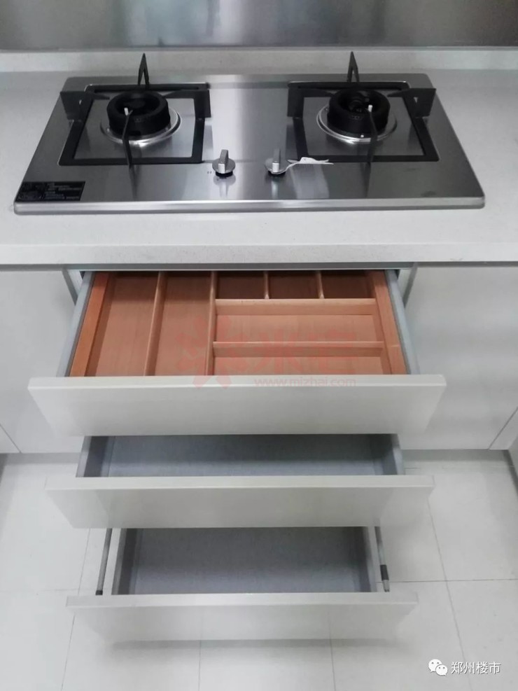 灶台下部采用抽屉和小隔断易于收纳,上部采用不锈钢背板易于清洁