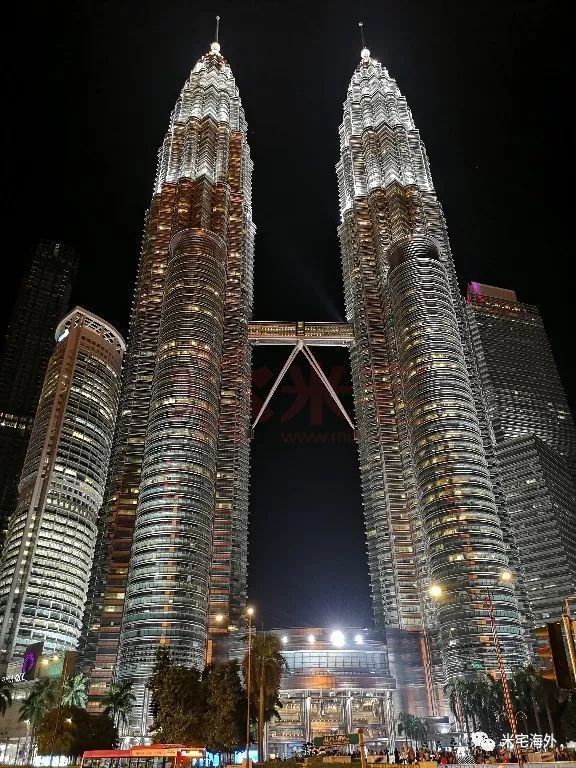 北面1公里是吉隆坡双子塔,吉隆坡cbd.离敦拉萨金融中心200米.