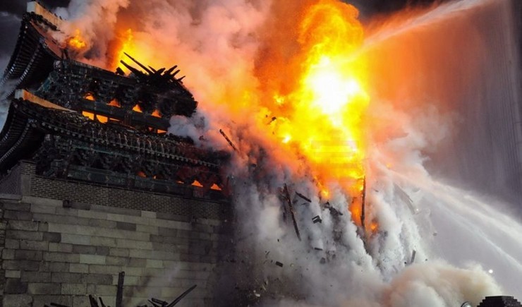 2008年,韩国一号国宝崇礼门被烧毁.