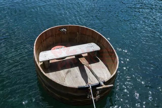 坐在圆如澡盆的船中,在大海里缓缓前行,这就是佐渡岛特有的木盆舟.