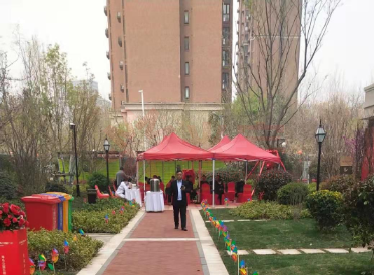 海马公园把交房仪式安排在售楼部,上次是在小区北门搭建了一个大棚,略