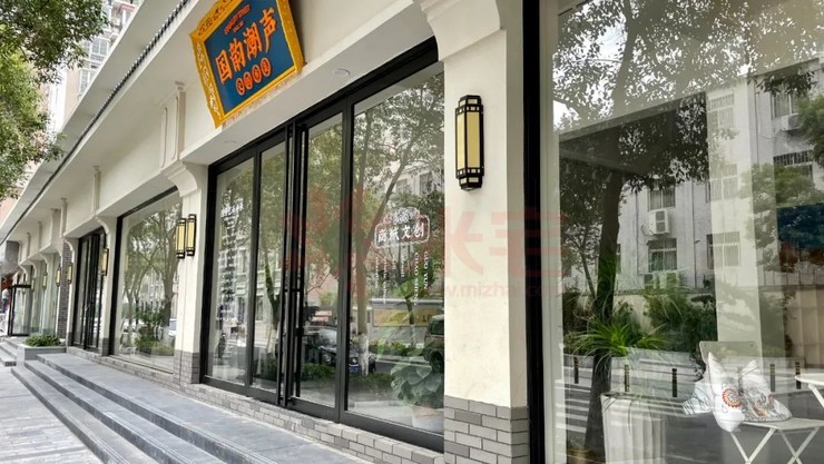 街区两旁的商铺统一青砖青瓦,中式门头,与民国风的西洋元素中西融合